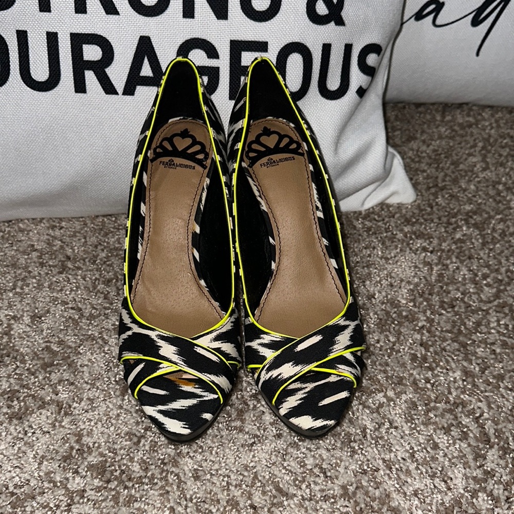 Black and white print heel trimmed in neon green 💚